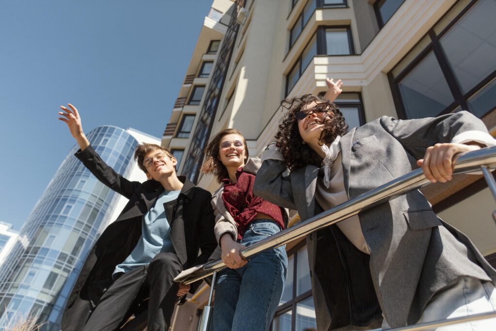 medium-shot-friends-city-lifestyle