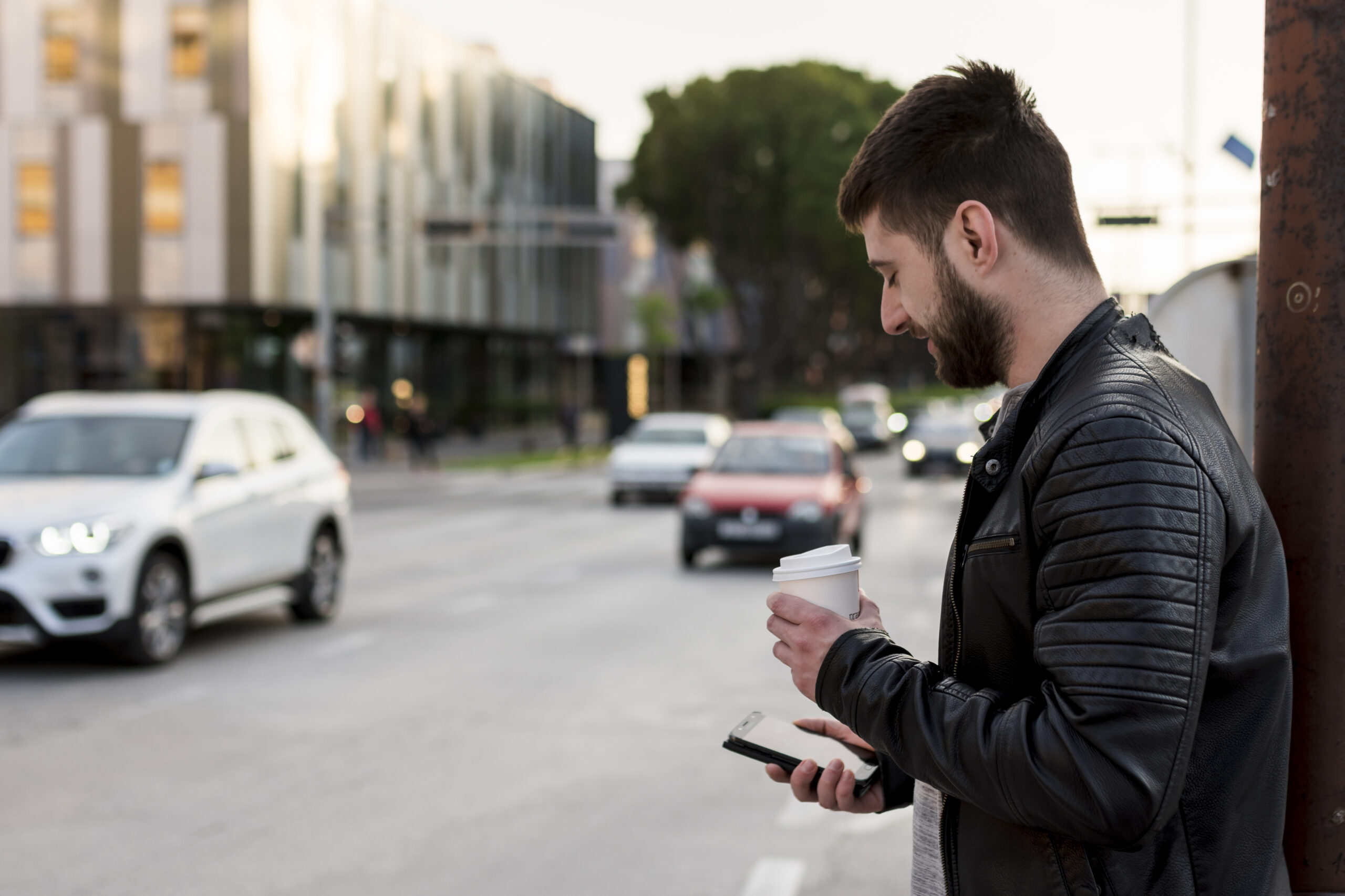 Оптимизация сайта ЖК для голосового поиска (Voice Search Optimization): как быть найденным в 2025+ годах